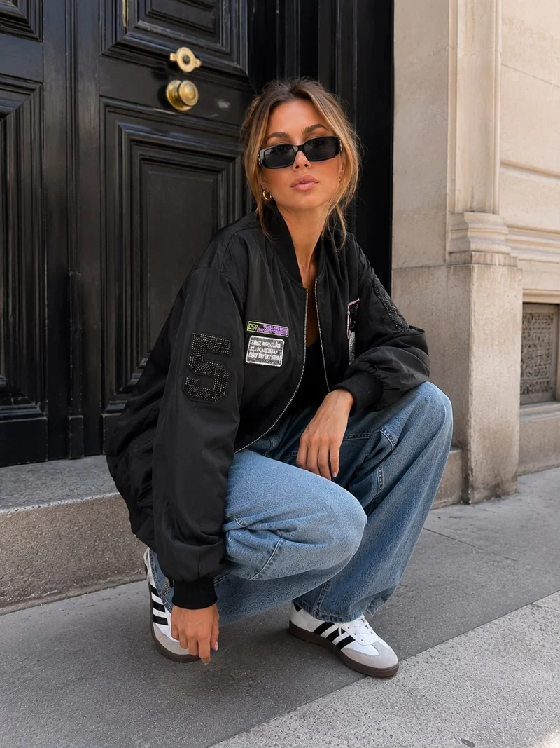 Bomberjacket met patches Gigi Zwart