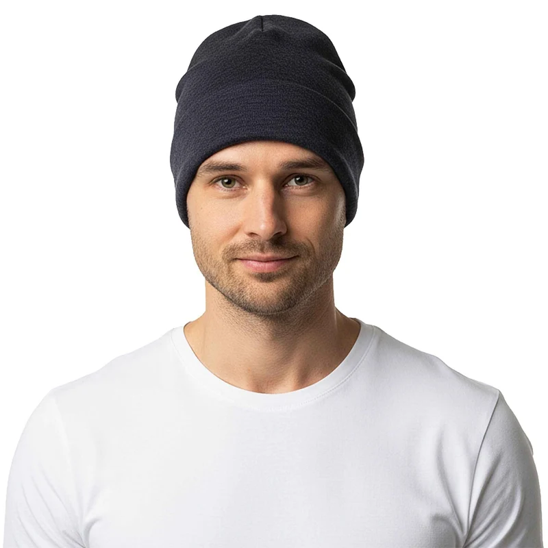 Blijf warm en stijlvol met onze blauwe wintermuts van merinowol - één maat past iedereen.